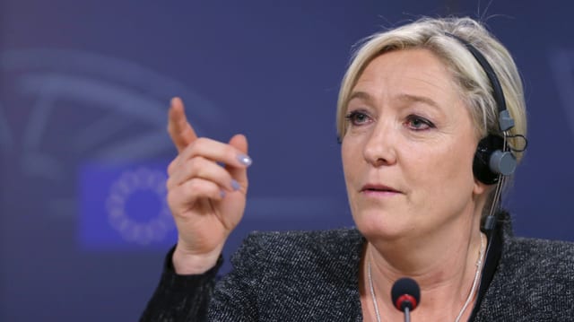Marine Le Pen spricht mit erhobenem Finger Marine Le Pen spricht mit erhobenem Finger
