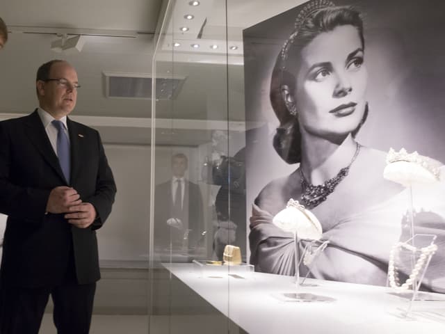 Prinz Albert schaut bei einer Aussteullung ein Bild von Grace Kelly an. Prinz Albert schaut bei einer Aussteullung ein Bild von Grace Kelly an.