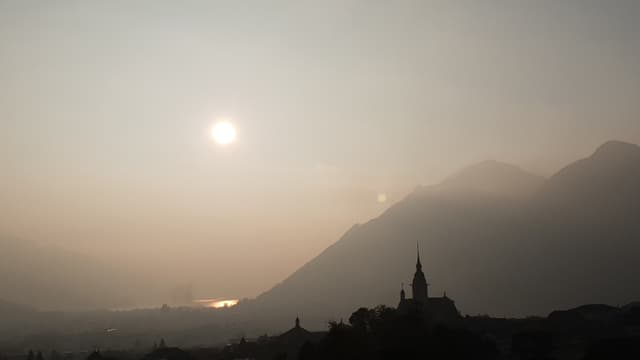 Sonne drückt sich durch die Nebelschicht. Sonne drückt sich durch die Nebelschicht.