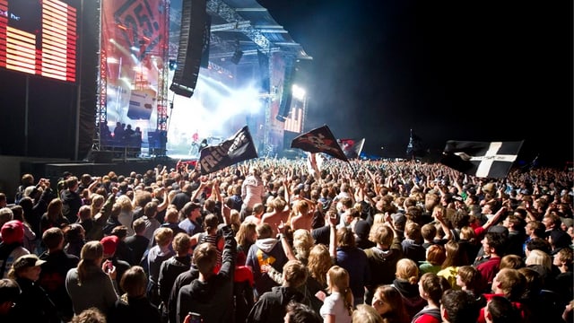 Menschenmenge vor der Bühne an einem Rockkonzert. Menschenmenge vor der Bühne an einem Rockkonzert.