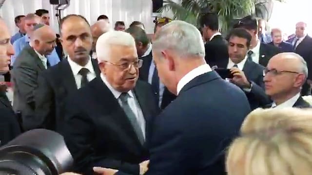 Handschlag am Rande der Trauerfeier: Palästinenserpräsident Abbas (links) und Israels Premier Netanyahu Handschlag am Rande der Trauerfeier: Palästinenserpräsident Abbas (links) und Israels Premier Netanyahu