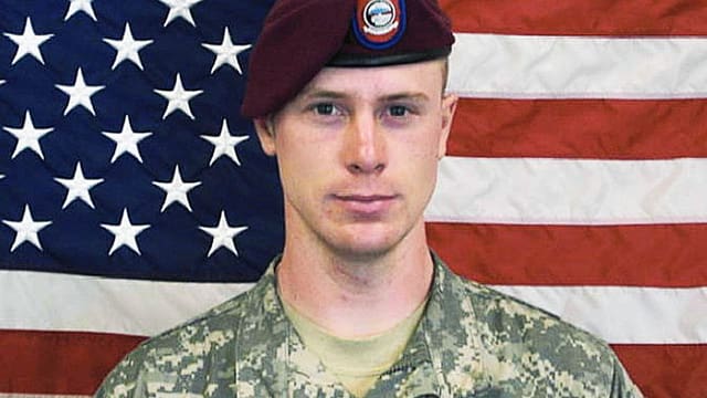 Bowe Bergdahl in Uniform vor der Flagge der USA. Bowe Bergdahl in Uniform vor der Flagge der USA.