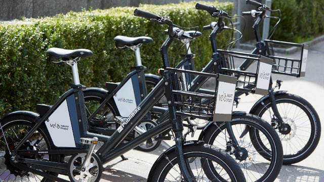 Velos auf einem Parkplatz Velos auf einem Parkplatz