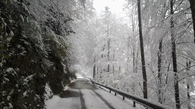 Verschneite Strasse am 5. November am Scheltenpass. Verschneite Strasse am 5. November am Scheltenpass.