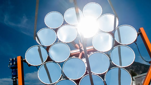 spezielle Solaranlage mit reflektierenden Spiegeln spezielle Solaranlage mit reflektierenden Spiegeln