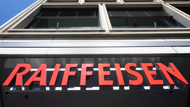 Raiffeisen-Schriftzug über Gebäude Raiffeisen-Schriftzug über Gebäude
