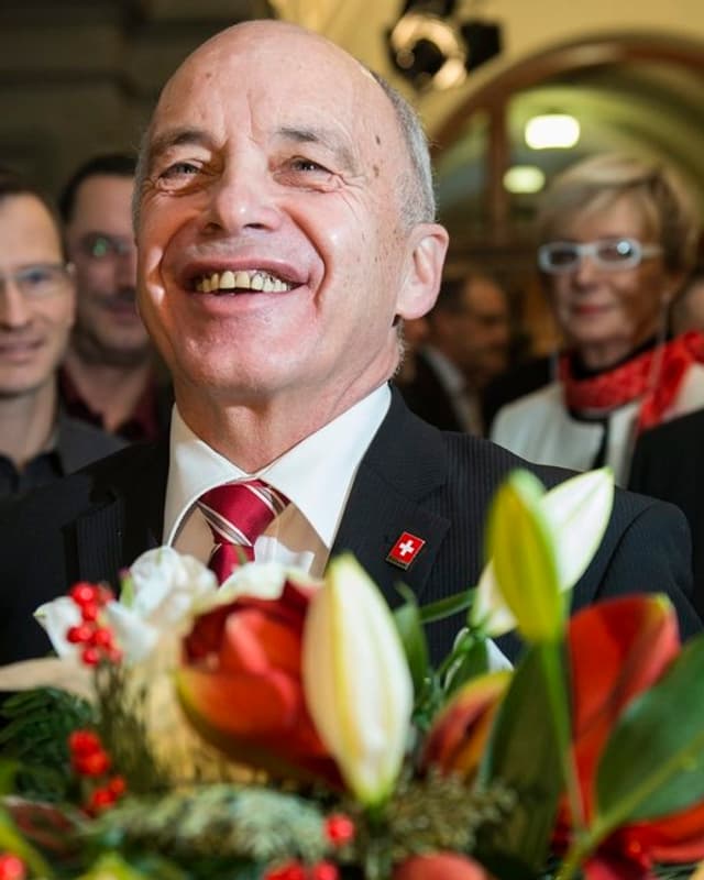 Der frisch gewählte Bundespräsident Ueli Maurer mit einem Blumenstrauss Der frisch gewählte Bundespräsident Ueli Maurer mit einem Blumenstrauss