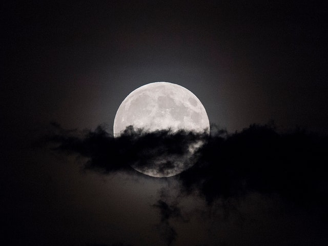 Vollmond mit Wolke. Vollmond mit Wolke.