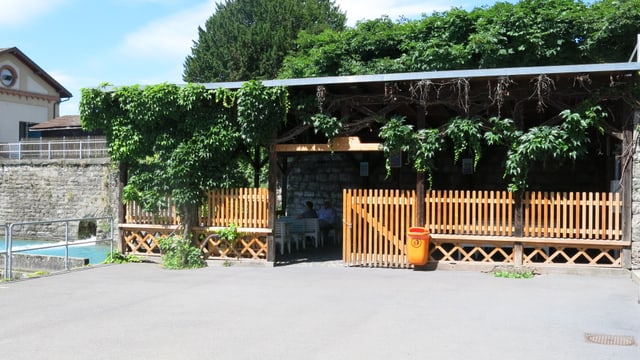 Pergola mit Sitzbänken. Pergola mit Sitzbänken.