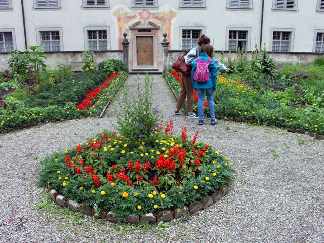 Die zwei Reporterinnen bestaunen den farbigen Garten.