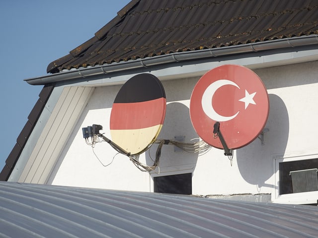 Satellitenschüsseln mit Deutscher respektive Türkischer Flagge Satellitenschüsseln mit Deutscher respektive Türkischer Flagge