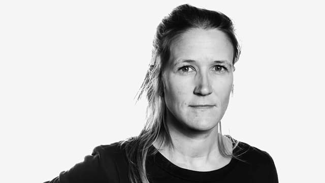 Ein Porträt einer blonden Frau im schwarzen Oberteil. Ein Porträt einer blonden Frau im schwarzen Oberteil.