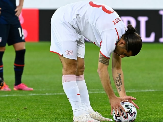 Ricardo Rodriguez setzt sich den Ball beim Elfmeterpunkt. Ricardo Rodriguez setzt sich den Ball beim Elfmeterpunkt.