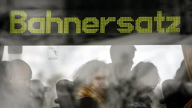 Bus mit der Aufschrift Bahnersatz Bus mit der Aufschrift Bahnersatz