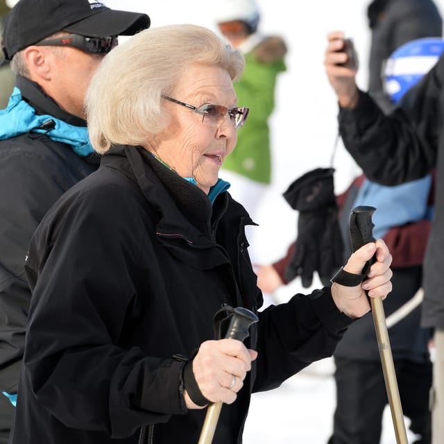 Königin Beatrix mit Skistöcken und schwarzer Winterjacke. Königin Beatrix mit Skistöcken und schwarzer Winterjacke.