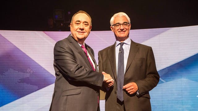 Alex Salmond (li) und Alistair Darling schütteln sich die Hand nach dem TV-Duell. Alex Salmond (li) und Alistair Darling schütteln sich die Hand nach dem TV-Duell.