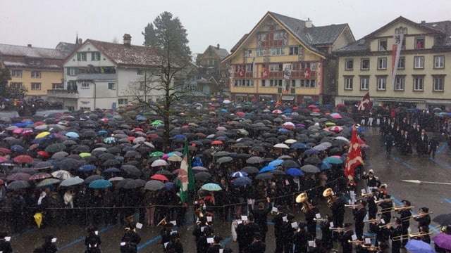 Schirm auf an der Landsgemeinde in Appenzell. Es gab aber auch trockene Abschnitte. Schirm auf an der Landsgemeinde in Appenzell. Es gab aber auch trockene Abschnitte.