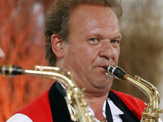 Carlo Brunner spielt Klarinette. Carlo Brunner spielt Klarinette.