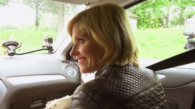 Sabine Dahinden in einem Auto, von hinten fotografiert Sabine Dahinden in einem Auto, von hinten fotografiert