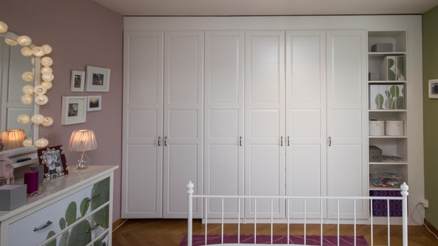 Der neue Schrank von Isabelle füllt die gesamte Wand aus. Der neue Schrank von Isabelle füllt die gesamte Wand aus.