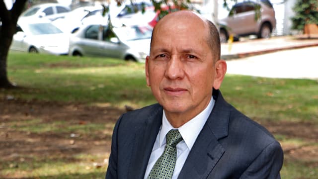 Porträt von Luis Mendieta im Anzug. Porträt von Luis Mendieta im Anzug.