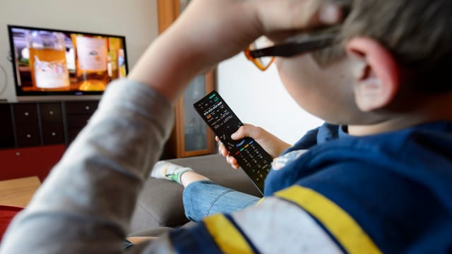 Junger TV-Konsument vor der Glotze. Junger TV-Konsument vor der Glotze.