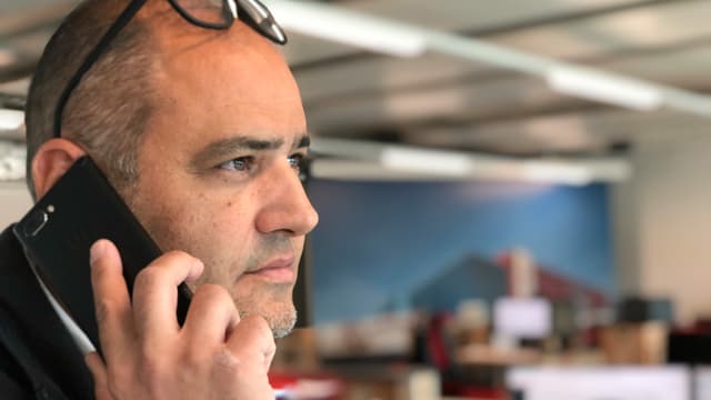 Mann mit Telefon am Ohr Mann mit Telefon am Ohr