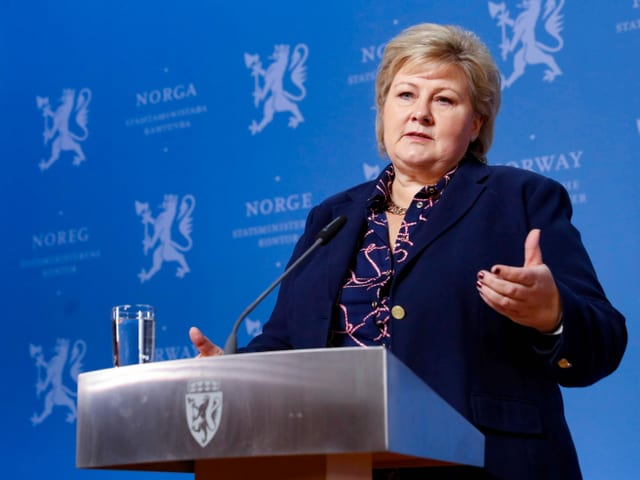 Erna Solberg am Rednerpult. Erna Solberg am Rednerpult.