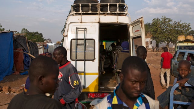 Reisende beladen einen Kleinbus für die Fahrt nach Bamako Reisende beladen einen Kleinbus für die Fahrt nach Bamako