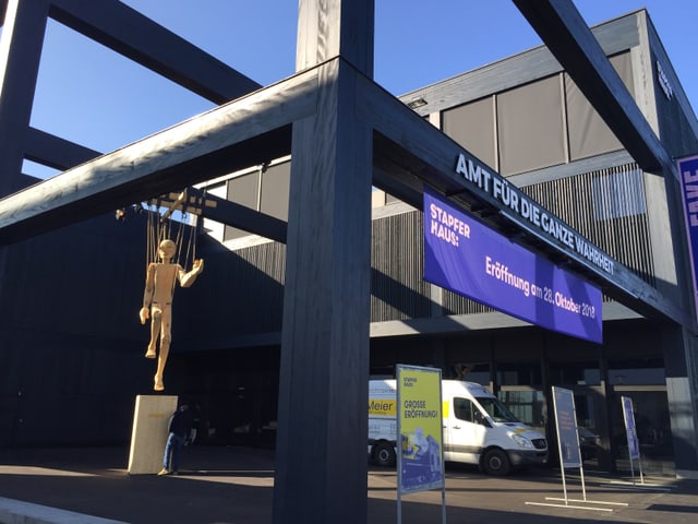 Das neue Ausstellungsgebäude des Stapferhauses Lenzburg beim Bahnhof. Das neue Ausstellungsgebäude des Stapferhauses Lenzburg beim Bahnhof.