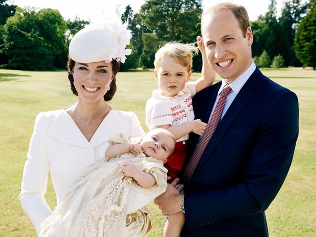 Kate mit Charlotte auf dem Arm. Und William mit George auf dem Arm. Kate mit Charlotte auf dem Arm. Und William mit George auf dem Arm.