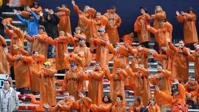 Zuschauer in orangen Pelerinen welche vom Veranstalter abgegeben wurden. Zuschauer in orangen Pelerinen welche vom Veranstalter abgegeben wurden.