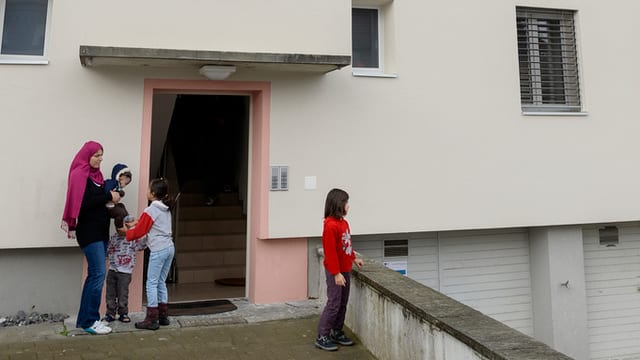Familie vor Hauseingang Familie vor Hauseingang