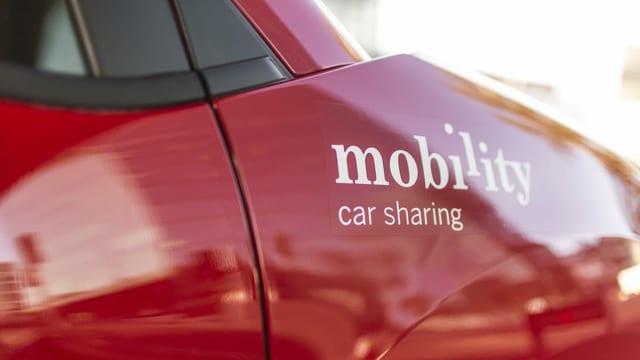 Logo der Mobility-Genossenschaft auf Auto Logo der Mobility-Genossenschaft auf Auto