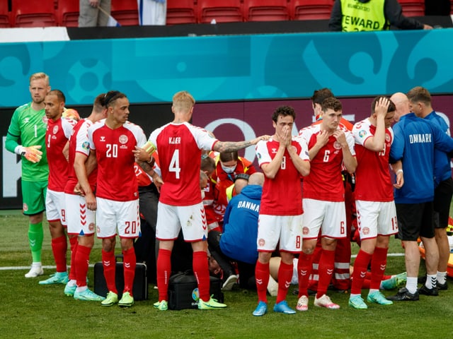 Christian Eriksen muss wiederbelebt werden, die Teamkollegen sind schockiert. Christian Eriksen muss wiederbelebt werden, die Teamkollegen sind schockiert.