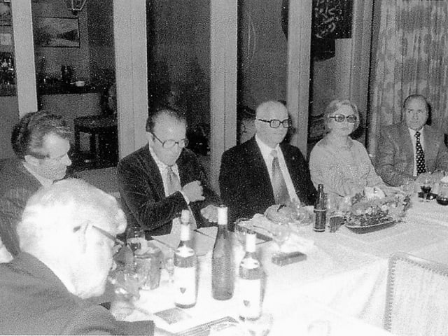 Menschen sitzen an gedecktem Tisch in Restaurant. Menschen sitzen an gedecktem Tisch in Restaurant.