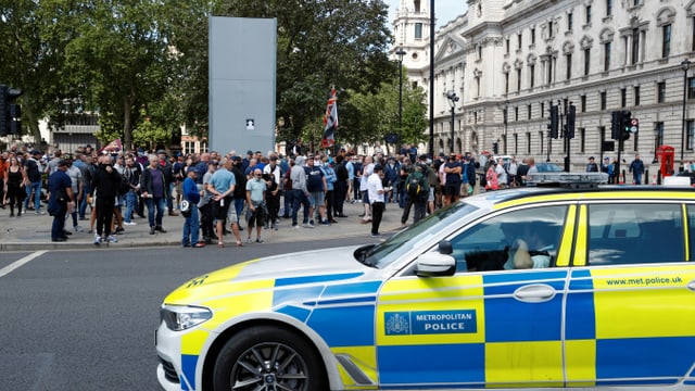 Demonstranten vor dem Denkmal von Winston Churchill. Demonstranten vor dem Denkmal von Winston Churchill.