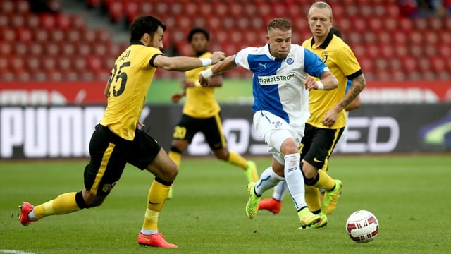 Yoric Ravet ist schneller als Marko Basa. Yoric Ravet ist schneller als Marko Basa.
