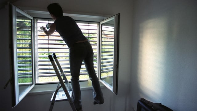 Frau putzt Fenster Frau putzt Fenster