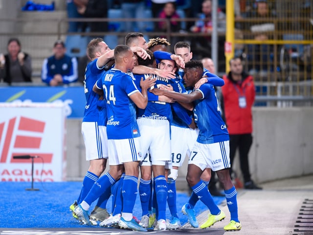 Irgendwo in dieser Jubeltraube versteckt sich StrasbourgsSiegtorschütze gegen OGC Nice. Wenn Sie Adrien Thomasson stechende Augen finden, wissen Sie es.
