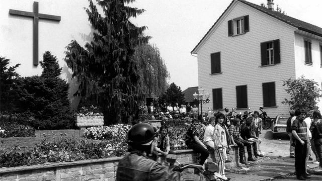 Randalierer tummeln sich am 8. Mai 1988 in Dozwil, vor der Kirche der St. Michaelsvereinigung. Randalierer tummeln sich am 8. Mai 1988 in Dozwil, vor der Kirche der St. Michaelsvereinigung.