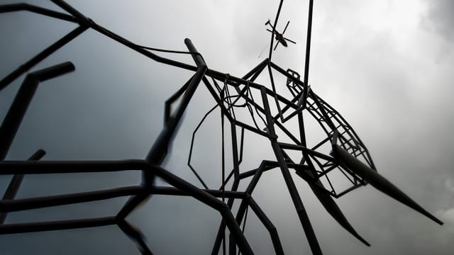 Elefanten-Skulptur und Helikopter Elefanten-Skulptur und Helikopter