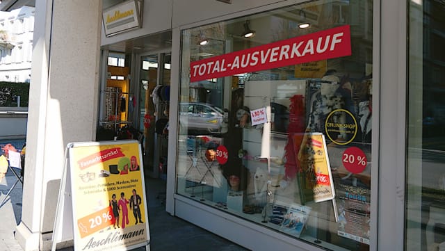 Der Eingang des Geschäfts. Am Schaufensterglas ein grosser Ausvekauf-Kleber. Der Eingang des Geschäfts. Am Schaufensterglas ein grosser Ausvekauf-Kleber.