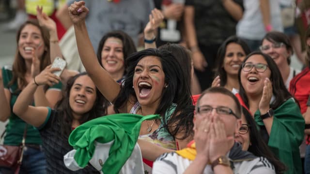 FAns verschiedener Couleur hoffen und bangen gemeinsam während des Spiels. FAns verschiedener Couleur hoffen und bangen gemeinsam während des Spiels.