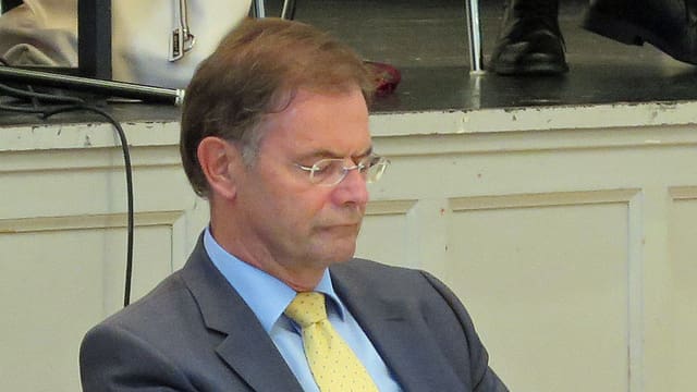 Walter Dubler schaut im Einwohnerrat bedrückt nach unten Walter Dubler schaut im Einwohnerrat bedrückt nach unten