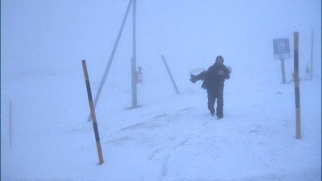 Ein Vater trägt sein Kind durch den Schnee: Szenenbild aus «Reise der Hoffnung». Ein Vater trägt sein Kind durch den Schnee: Szenenbild aus «Reise der Hoffnung».