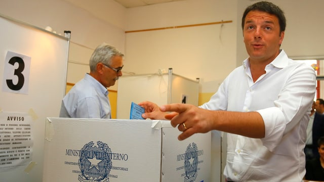 Matteo Renzi bei der Stimmabgabe in Pontassieve bei Florenz. Matteo Renzi bei der Stimmabgabe in Pontassieve bei Florenz.