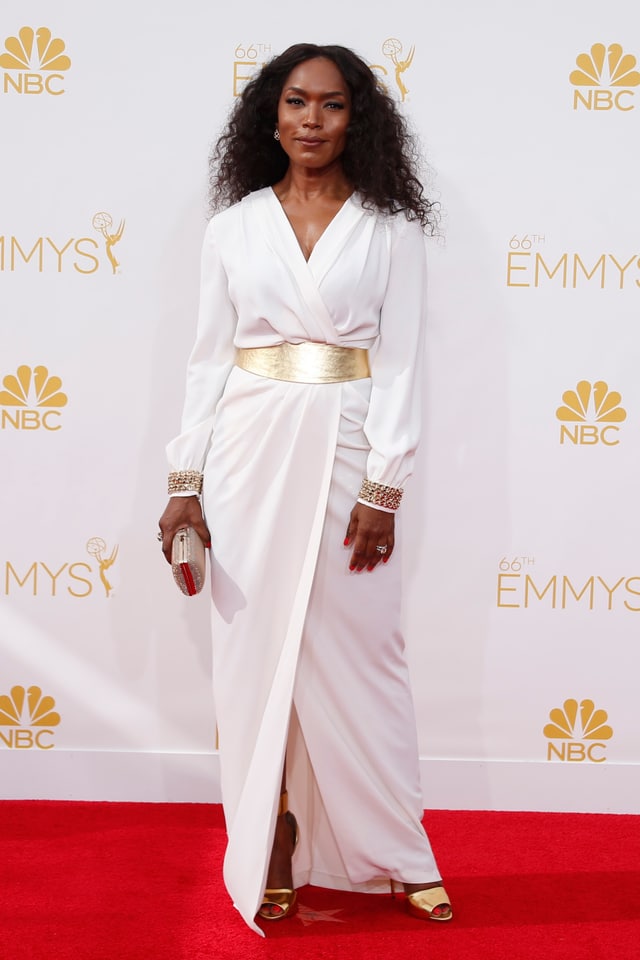Angela Bassett im weissen Kleid auf dem roten Teppich der Emmys
