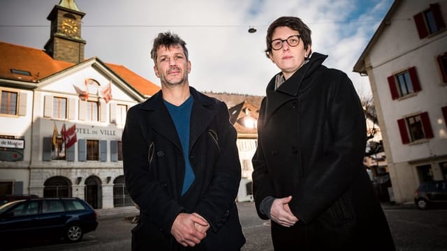 Die beiden vor dem Rathaus Moutier Die beiden vor dem Rathaus Moutier