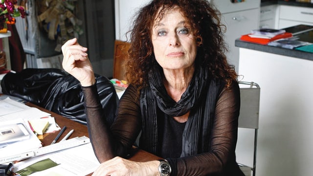 Video ««Das stete Verwandeln der Dinge» - Künstlerin Ingeborg Lüscher» abspielen Video ««Das stete Verwandeln der Dinge» - Künstlerin Ingeborg Lüscher» abspielen